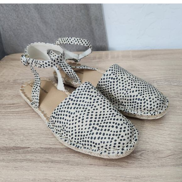 Time and True Sz 7 Ankle Strap Espadrille Flat Slip On Sandals Tan w/ Black Dots - Picture 1 of 9